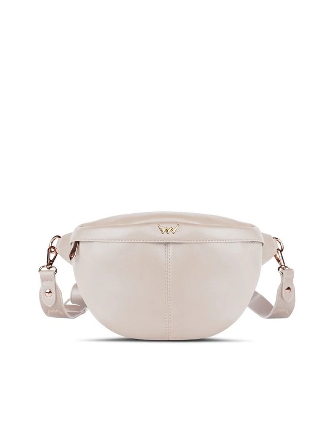 Kabelka v béžovém odstínu je sice nenápadná, ale podrhuje ležérní eleganci outfitu. Tato trendy crossbody ledvinka je od značky VUCH a vyjde vás na 999 Kč.