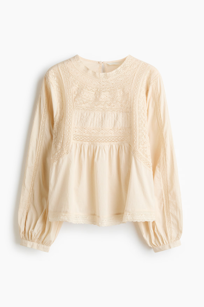 Bavlněná halenka s krajkovými vsadkami, H&M, původně 979 Kč, online 649 Kč