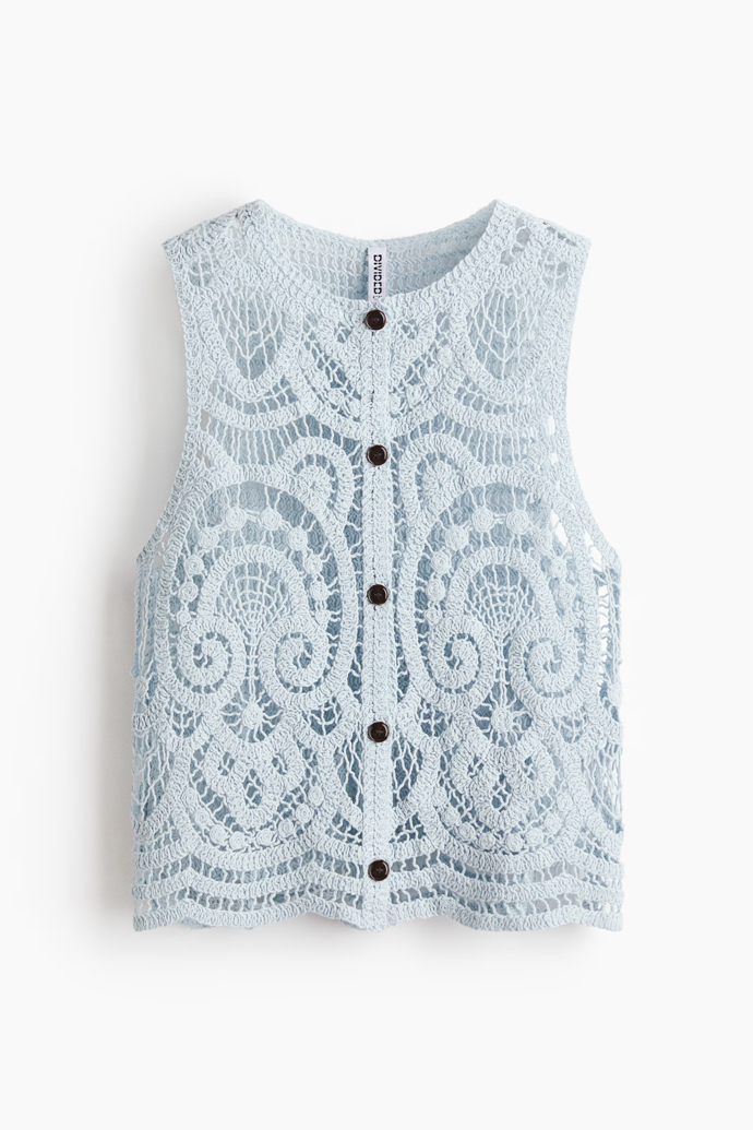 Top s efektem háčkování a zapínáním na knoflíky, H&M, původně 619 Kč, v obchodech
179 Kč