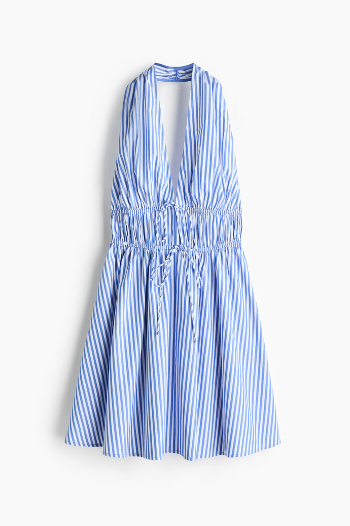 Pruhované mini šaty za krk se stahovacími šňůrkami, H&M,  původně 619 Kč, v obchodech za 449 Kč.