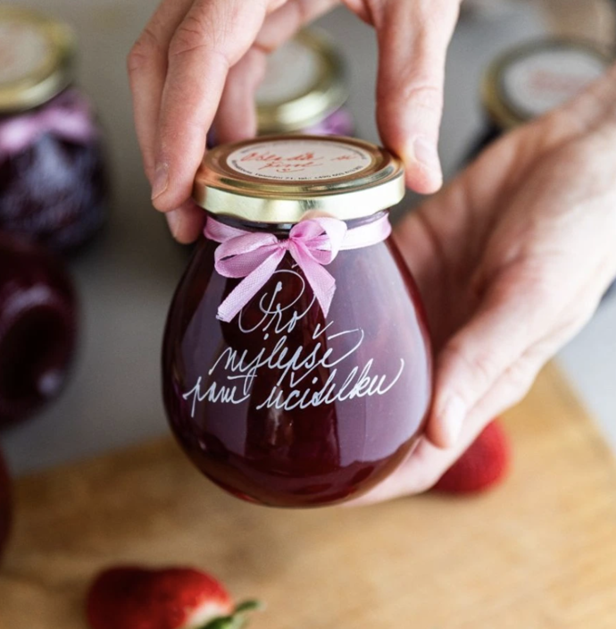 Jahodová marmeláda s věnováním, 199 Kč, prodávají Marmelády s příběhem