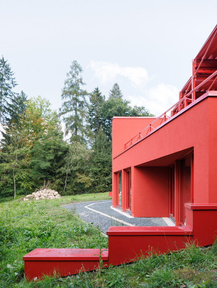 Auta navíc parkují na střeše spodního podlaží, které z pohledu příjezdu téměř neexistuje. 
