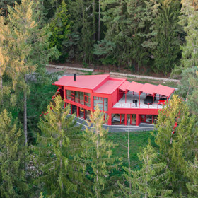 Vila v Jevanech jde přesně opačnou cestou. Architekti z ateliéru Architektura ji oblékli do výrazně červené fasády, která je mezi zelenými korunami stromů nepřehlédnutelná. Vila v Jevanech jde přesně opačnou cestou. Architekti z ateliéru Architektura ji oblékli do výrazně červené fasády, která je mezi zelenými korunami stromů nepřehlédnutelná.