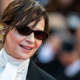 Herečka Juliette Binoche v devadesátkových oválech Herečka Juliette Binoche v devadesátkových oválech