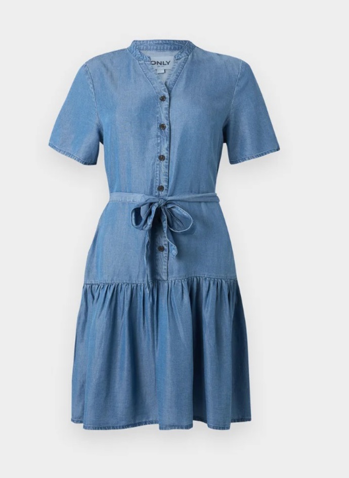 Denim i v létě? Proč ne. Vsaďte na tyto ikonické kousky a osvědčené kombinace