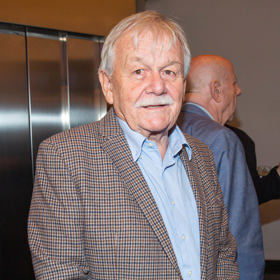 Karel Šíp nás baví se svým typickým knírkem na televizní obrazovce.
