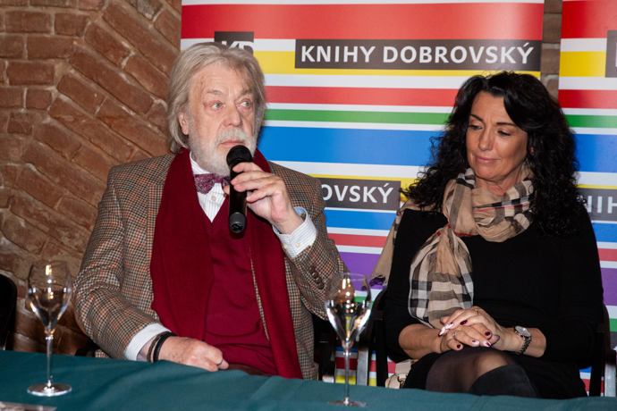 Herec Jan Kanyza s kolegyní Evou Čížkovou na křtu knihy.