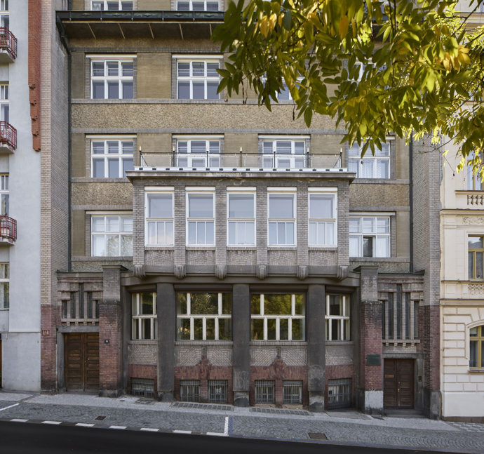 Dům, který znovu ožil. Rekonstrukce bytů v Laichterově domě citlivě navazuje na odkaz Kotěry i Janáka