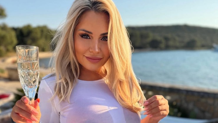 Lenka Dragounová si užívala skleničku dobrých bublinek ve vířivce. 
