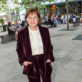 Lenka Termerová ukázala, jak to vypadá, když se v jednom outfitu potkají aktuální letní trendy s hřejivými materiály, které v chadnějším počasí oceníme.