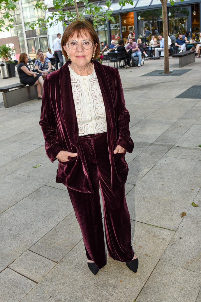Lenka Termerová ukázala, jak to vypadá, když se v jednom outfitu potkají aktuální letní trendy s hřejivými materiály, které v chadnějším počasí oceníme.