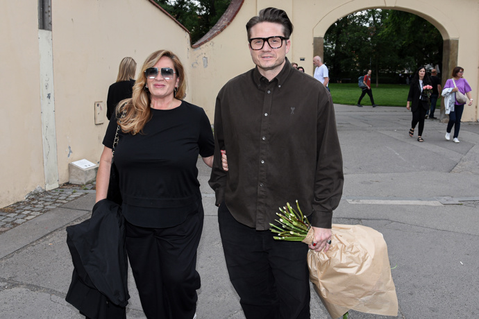 Sourozenecká dvojice dorazila na Letní scénu Musea Kampa v elegantních outfitech a s úsměvem na rtech.