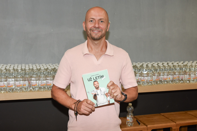 Spoluautor knihy Marka Dvořáka, spisovatel Martin Moravec. 