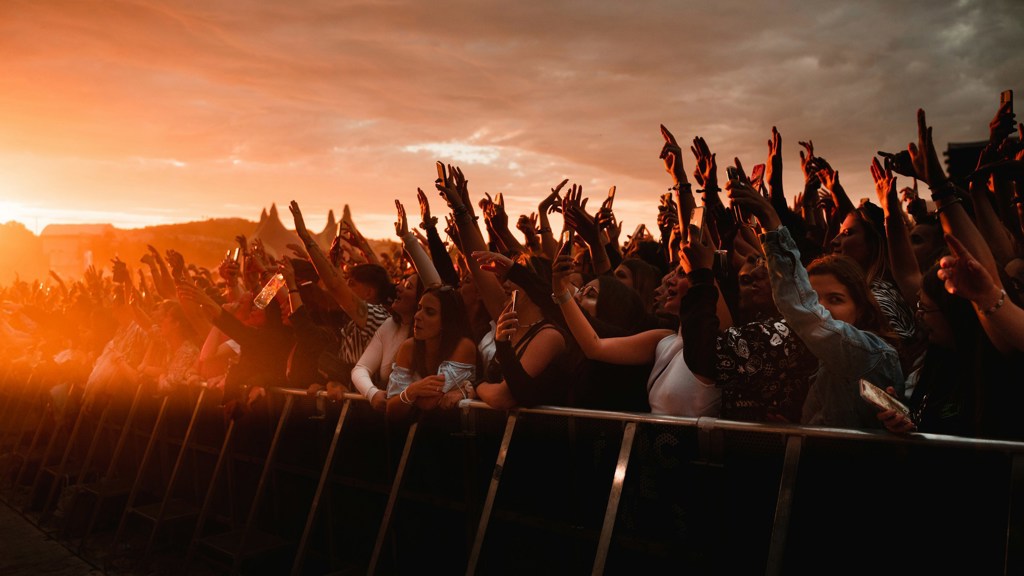 Letní hudební festivaly 2026: Česko roztančí Roxette, Sting, Teddy Swims i Kašpárek v rohlíku Letní hudební festivaly 2026 v Česku: Kdy a kde jsou Colours of Ostrava, Hrady CZ a Rock for People