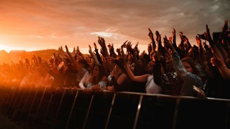 Letní hudební festivaly 2026: Česko roztančí Roxette, Sting, Teddy Swims i Kašpárek v rohlíku Letní hudební festivaly 2026: Česko roztančí Roxette, Sting, Teddy Swims i Kašpárek v rohlíku