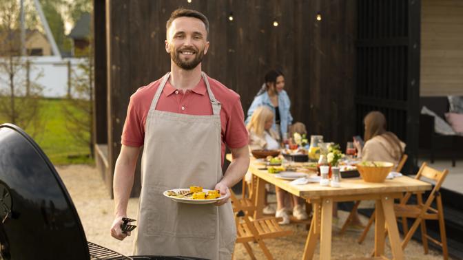 Od táboráku k precizní metalurgii a promyšleným grilům: Jak se mění trendy letního grilování a jaké se vám mohou hodit