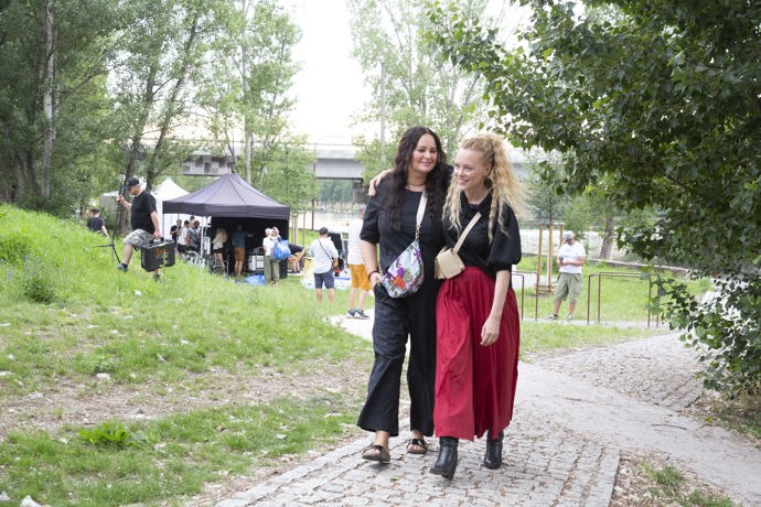 Jitka Čvančarová spolu s Lindou Rybovou během natáčení nového filmu.