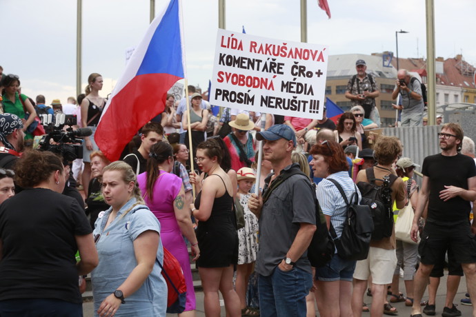 Pohled na zaplněné prostranství plné demonstrantů s vlajkami České republiky a Evropské unie.