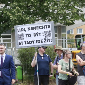 Detail lepenkového transparentu, který označuje veřejnoprávní média za pojistku svobody.