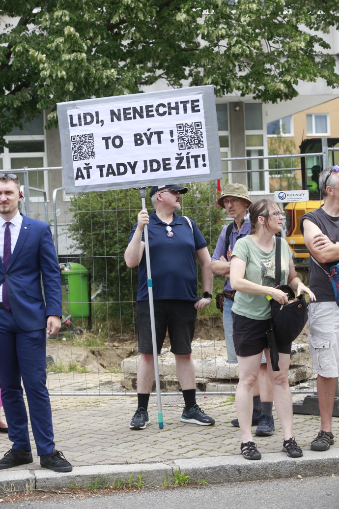 Detail lepenkového transparentu, který označuje veřejnoprávní média za pojistku svobody.