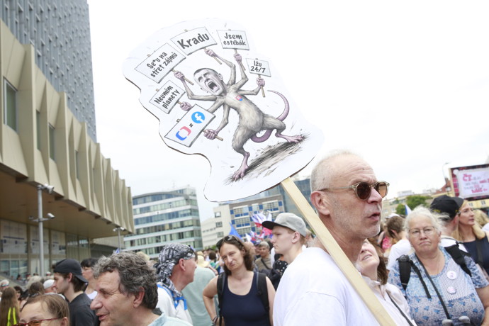 Pozornost davu poutala ostrá satirická karikatura mířící na předsedu hnutí ANO Andreje Babiše.
