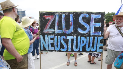FOTO: Skupina účastníků dává jasně najevo svůj názor ručně psaným vzkazem na obranu médií.