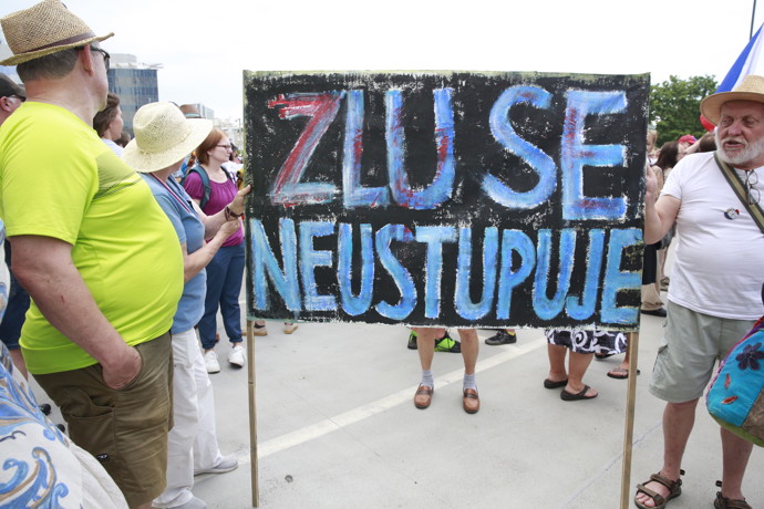 Skupina účastníků dává jasně najevo svůj názor ručně psaným vzkazem na obranu médií.