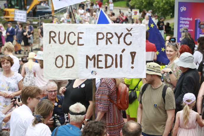 Ruce pryč od médií je časté heslo protestantů.