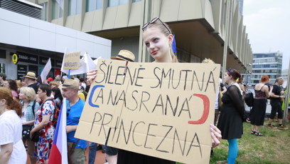 FOTO: Mladá dívka vyjadřuje svůj nesouhlas s politickou situací pomocí ručně psaného kartonu.