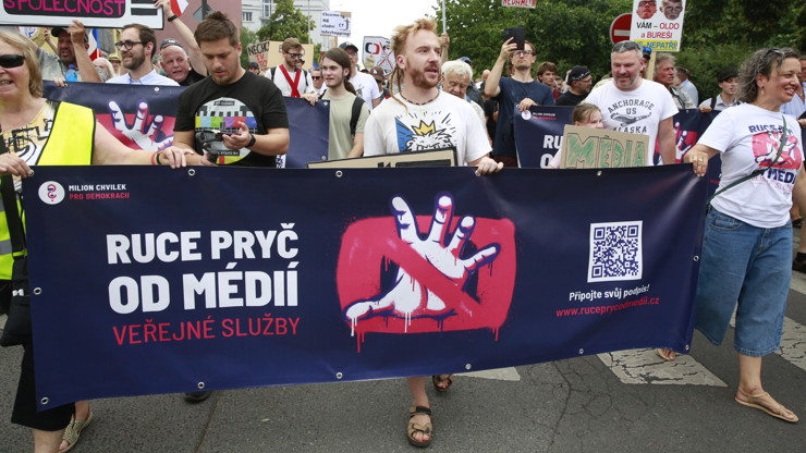 Ruce pryč od médií.
