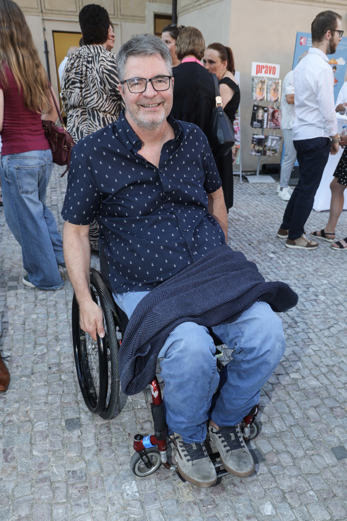 Moderátor Michal Jančařík dorazil na Hrad skvěle naladěný a v ležérním letním outfitu.