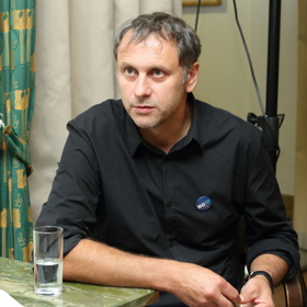 Zpočátku se živil jako drážní dělník, během covidu si pak vyzkoušel roli pečovatele v domě pro nemocné Alzheimerem a demencí.