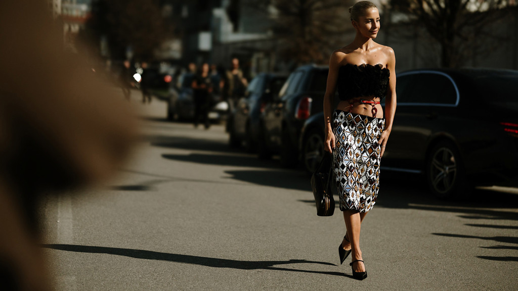 Nestárnoucí midi sukně patří k nejvděčnějším kouskům šatníku. Pět typů bot, které k ní zvolit, aby byl styling perfektní
