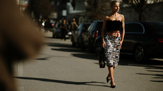 Nestárnoucí midi sukně patří k nejvděčnějším kouskům šatníku. Pět typů bot, které k ní zvolit, aby byl styling perfektní