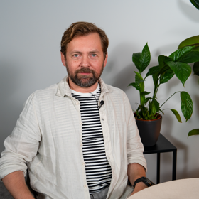 Talkshow Na kafeečko navštívil představitel vyšetřovatele Markoviče, Petr Lněnička. 