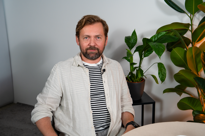 Talkshow Na kafeečko navštívil představitel vyšetřovatele Markoviče, Petr Lněnička. 