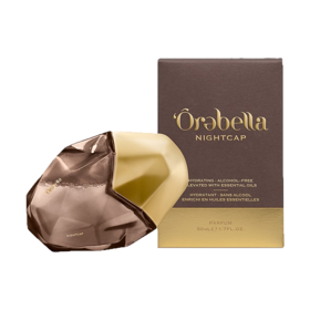 Nightcap z dílny značky Ôrəbella, za kterou stojí modelka Bella Hadid, je hřejivá kořeněná parfémovaná voda s jemně gurmánským nádechem. V úvodu se rozvíjí živá kombinace zázvoru a kardamomu, která dodává vůni lehkou pikantnost a energii. Postupně přechází do krémového srdce, kde se propojuje vanilka s pryskyřičnými tóny a citrusy. Základ tvoří pačuli se santalovým dřevem, které celé kompozici dodávají hřejivý dozvuk. Parfém vás vyjde na 2 100 Kč.