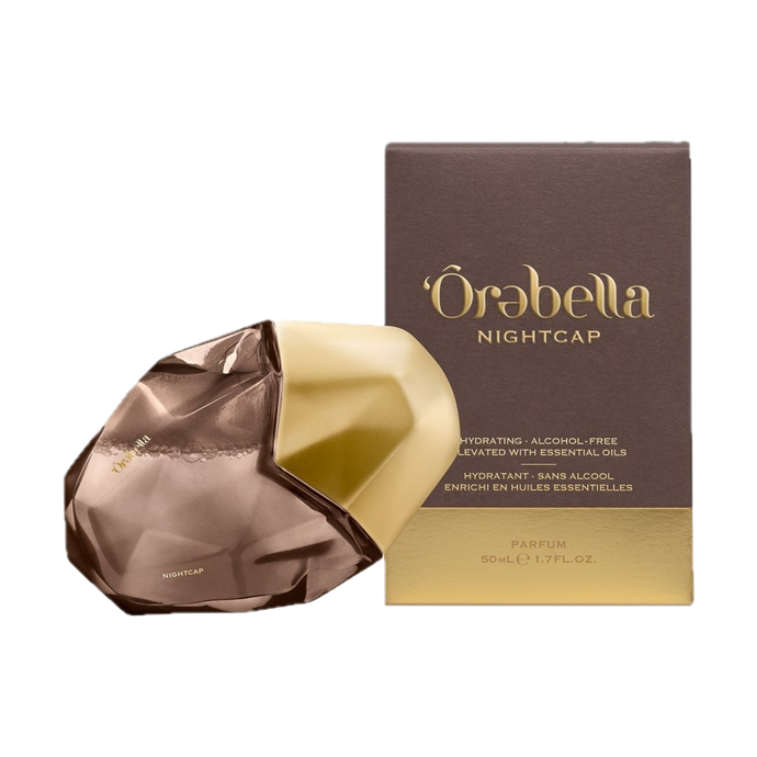 Nightcap z dílny značky Ôrəbella, za kterou stojí modelka Bella Hadid, je hřejivá kořeněná parfémovaná voda s jemně gurmánským nádechem. V úvodu se rozvíjí živá kombinace zázvoru a kardamomu, která dodává vůni lehkou pikantnost a energii. Postupně přechází do krémového srdce, kde se propojuje vanilka s pryskyřičnými tóny a citrusy. Základ tvoří pačuli se santalovým dřevem, které celé kompozici dodávají hřejivý dozvuk. Parfém vás vyjde na 2 100 Kč.