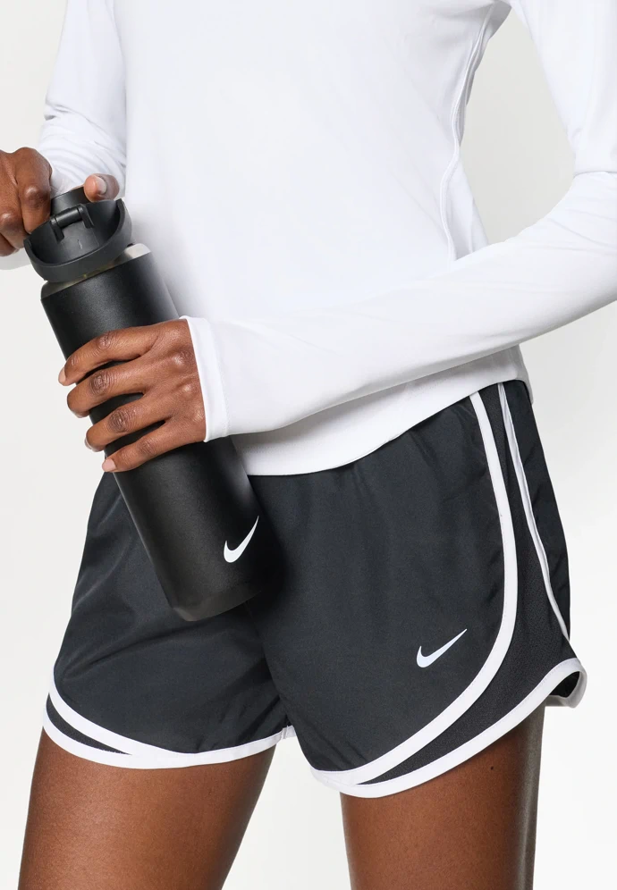 Sportovní kraťasy Nike Performance, 680 Kč, prodává Zalando Sportovní kraťasy Nike Performance, 680 Kč, prodává Zalando