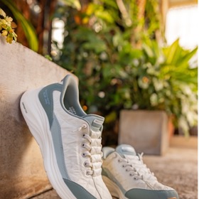 Pohodlí vašich oblíbených pantoflí, tentokrát v podobě tenisek: seznamte se se Skechers Cozy Fit™