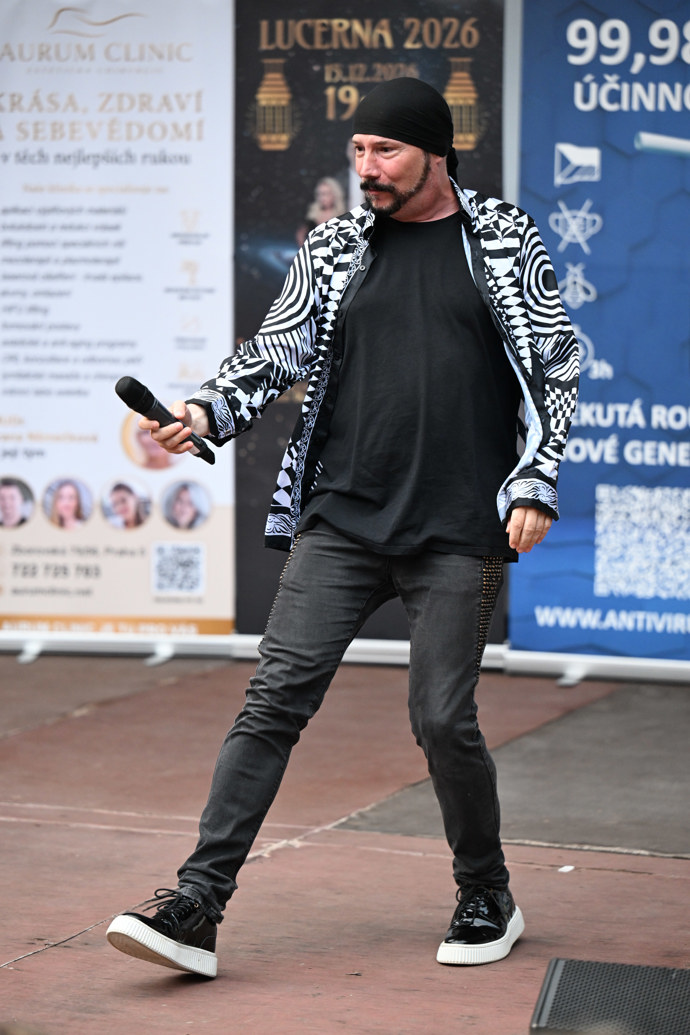 Bohuš Matuš s mikrofonem.