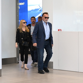 Arnold Schwarzenegger přiletěl do Česka.