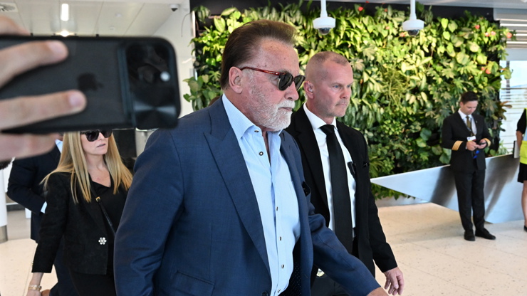 Arnold Schwarzenegger na pražském letišti.