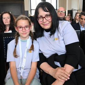 Zora Jandová pózuje se svou svěřenkyní Beátou Zelenkovou na předávání cen Dětský čin roku.