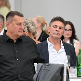 Slavný hokejista nenechal žádnou ženu v dekoltu bez povšimnutí a rozdával komplimenty.