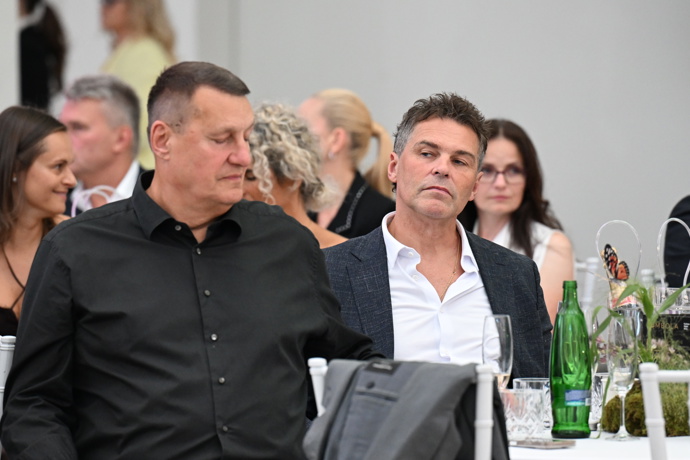 Slavný hokejista nenechal žádnou ženu v dekoltu bez povšimnutí a rozdával komplimenty.