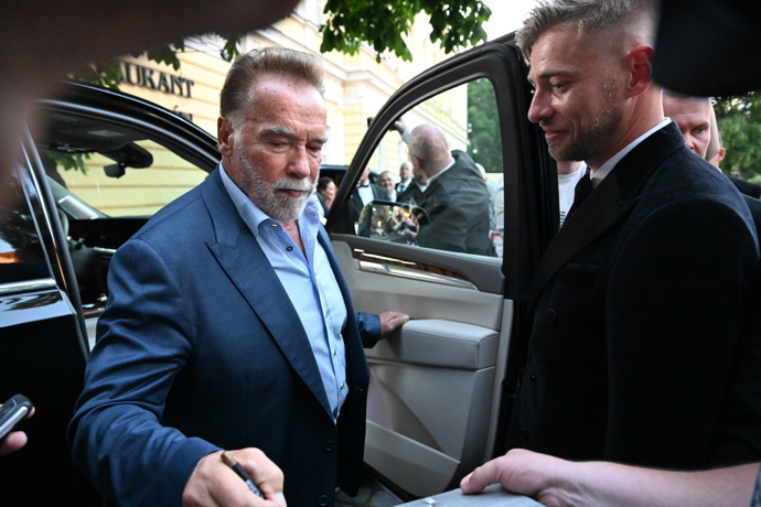 Arnold vystuluje z auta na Žofíně.