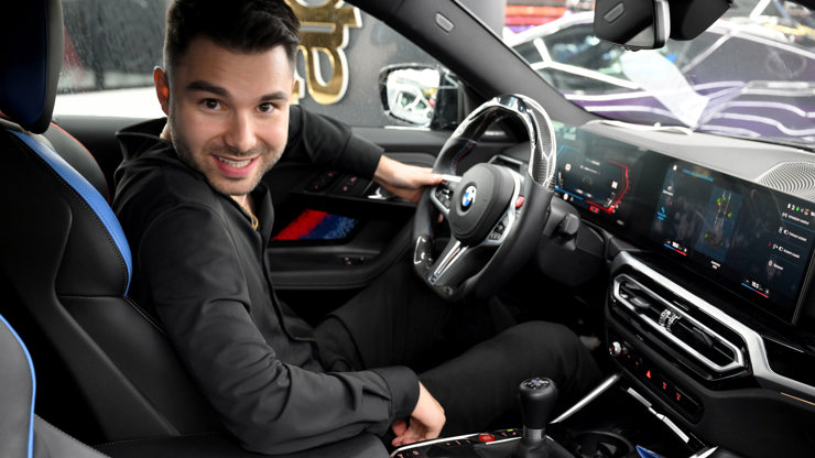 Adam Kajumi ví jak si užívat život.