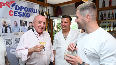 FOTO: Felix Slováček si užíval společnost.