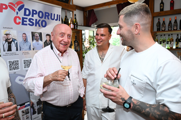 Felix Slováček si užíval společnost.